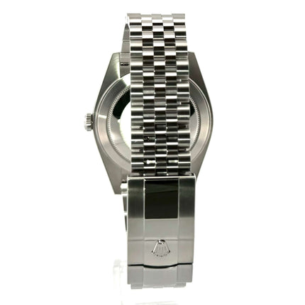 Rückansicht des Rolex Datejust 41 126334 Edelstahl Weißgold mit verschlossenem Jubile-Armband und sichtbarer Faltschließe.