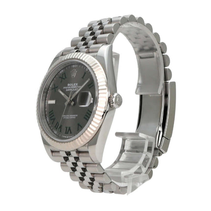 Rolex Datejust 41 Edelstahl Weißgold 126334 Rhodium Römisch Jubile-Band auf einem Ständer, seitliche Ansicht.