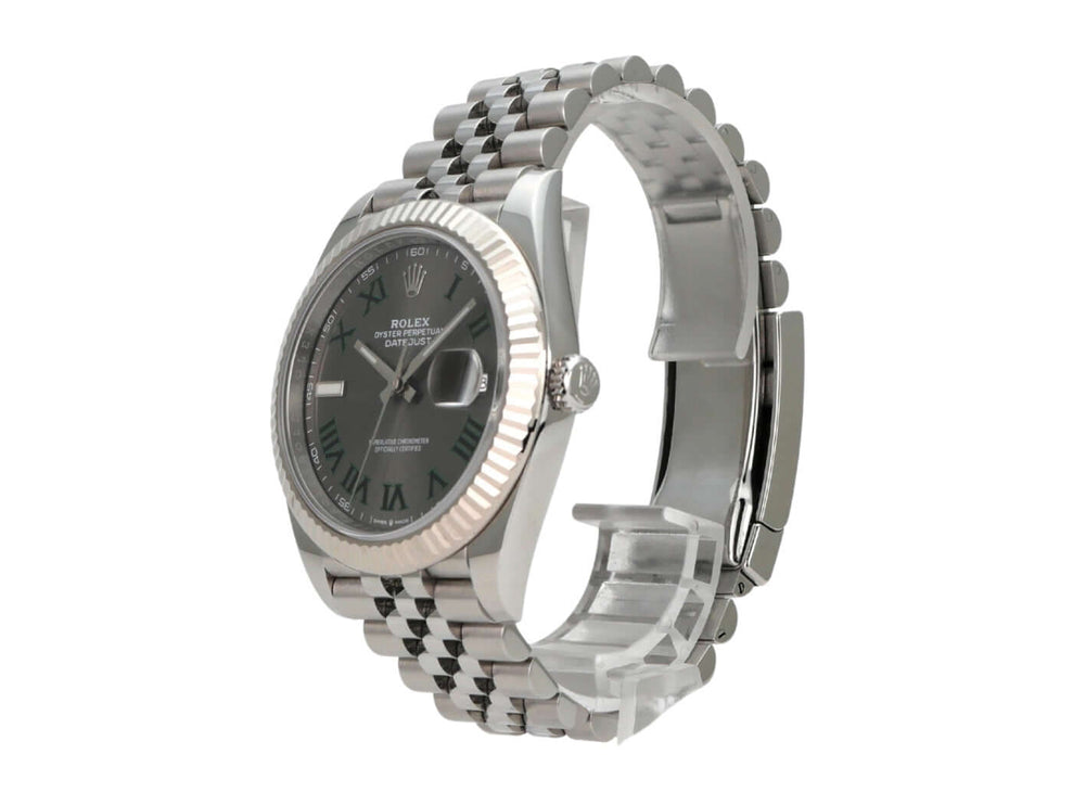 Rolex Datejust 41 Edelstahl Weißgold 126334 Rhodium Römisch Jubile-Band auf einem Ständer, seitliche Ansicht.