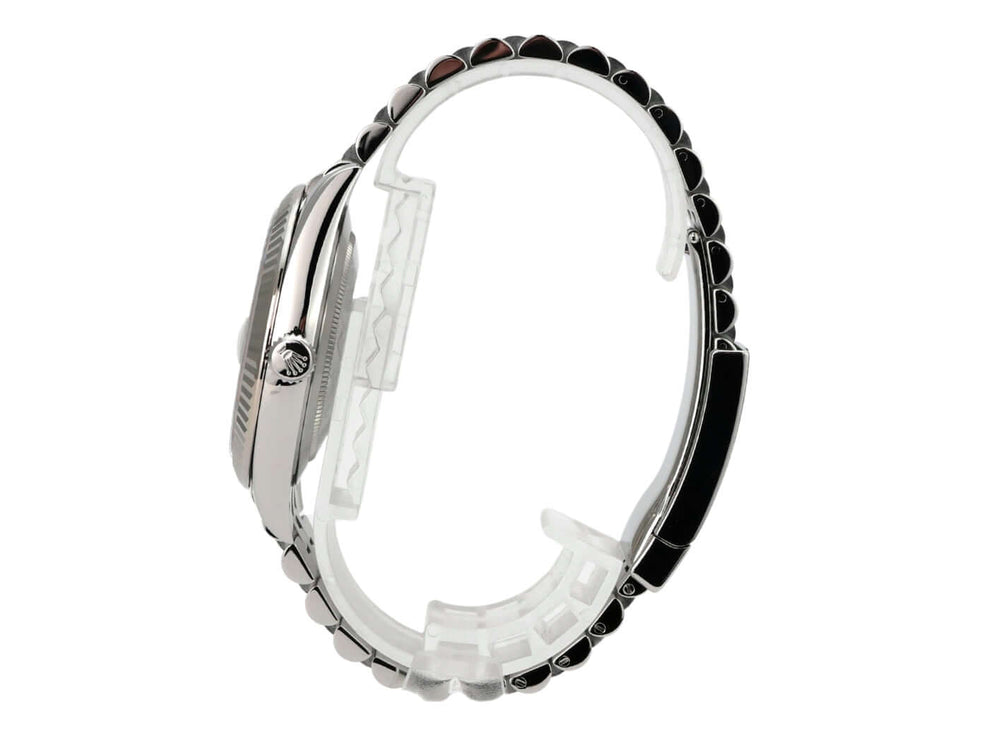 Rolex Datejust 41 Edelstahl Weißgold 126334 Rhodium Römisch Jubile-Band seitliche Ansicht mit polierter Lünette.