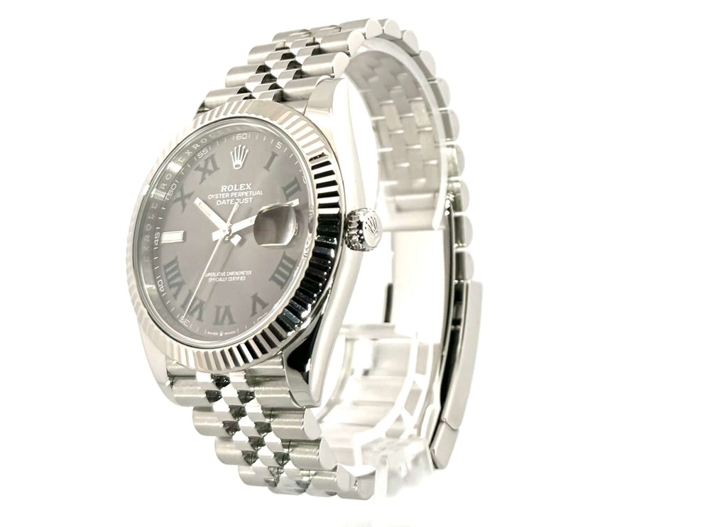 Rolex Datejust 41 Edelstahl Weißgold 126334 mit Rhodium Zifferblatt und römischen Ziffern auf einem Jubile-Band.