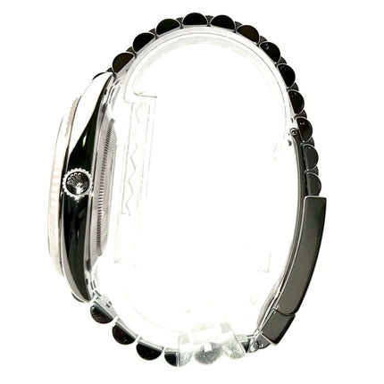 Seitenansicht der Rolex Datejust 41 Ref. 126334 mit Edelstahlgehäuse und Weißgoldlünette, Jubile-Armband und Rhodium Zifferblatt.