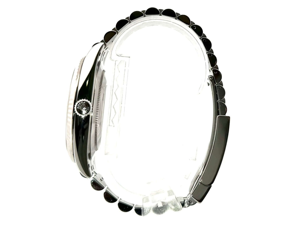 Seitenansicht der Rolex Datejust 41 Ref. 126334 mit Edelstahlgehäuse und Weißgoldlünette, Jubile-Armband und Rhodium Zifferblatt.