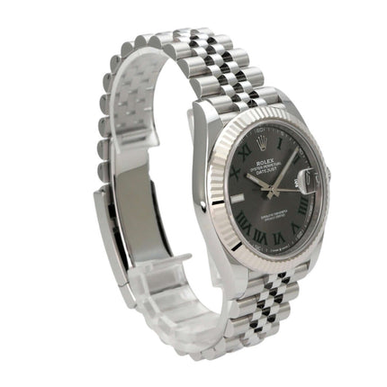 Rolex Datejust 41 Edelstahl Weißgold 126334 Rhodium Römisch Jubile-Band seitliche Ansicht mit rhodiumfarbenem Zifferblatt.