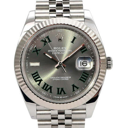 Rolex Datejust 41 Edelstahl Weißgold 126334 Rhodium Römisch Jubile-Band auf silbernem Armband, rhodiumfarbenes Zifferblatt.