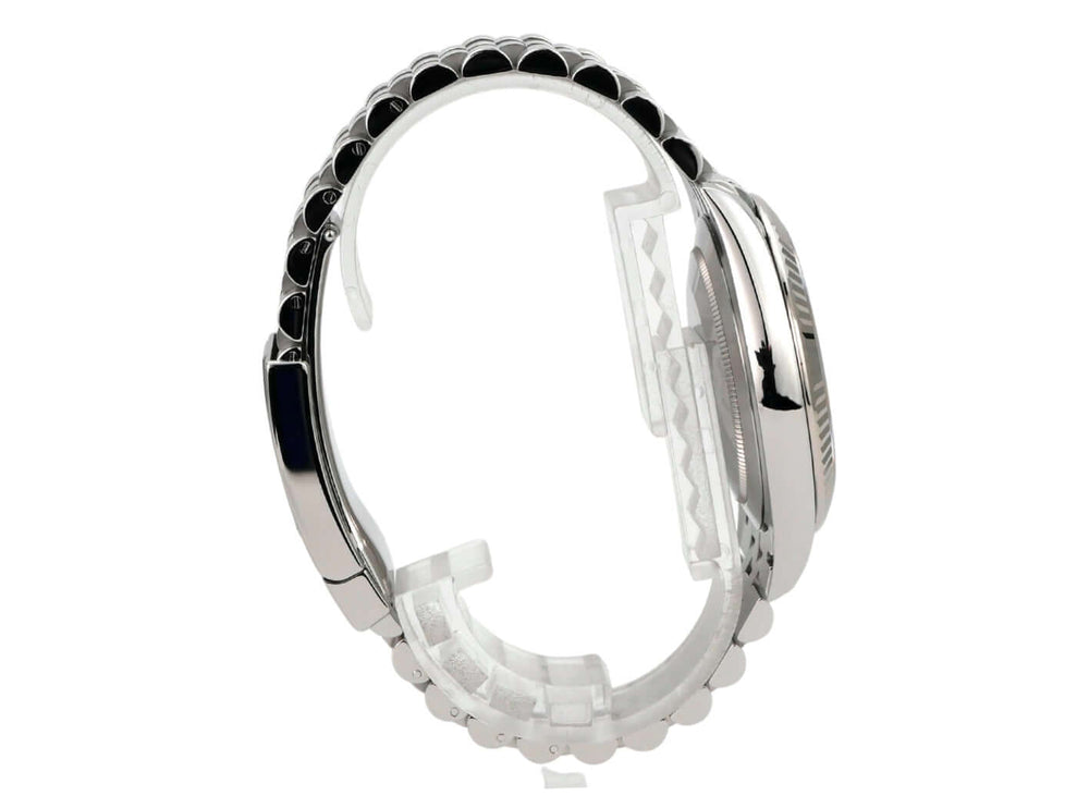 Rolex Datejust 41 Edelstahl Weißgold 126334 Rhodium Römisch Jubile-Band seitliche Ansicht mit poliertem Edelstahlarmband.