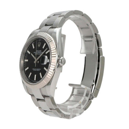 Rolex Datejust 41 Edelstahl Weißgold 126334 mit schwarzem Zifferblatt und geriffelter Lünette.