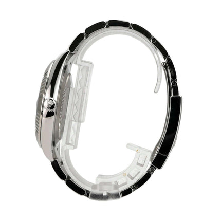 Seitenansicht der Rolex Datejust 41 Edelstahl Weißgold 126334 mit schwarzem Zifferblatt und Oyster-Armband.