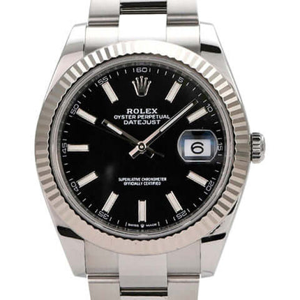 Rolex Datejust 41 Edelstahl Weißgold 126334 mit schwarzem Zifferblatt und geriffelter Lünette.