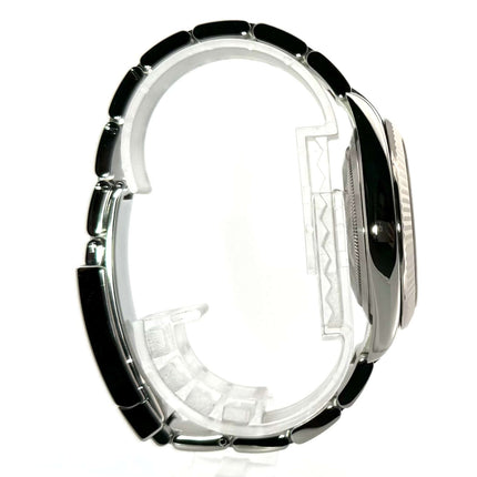 Seitenansicht der Rolex Datejust 41 Edelstahl Weißgold 126334 mit poliertem und satiniertem Oysterband und schwarzem Diamantzifferblatt.