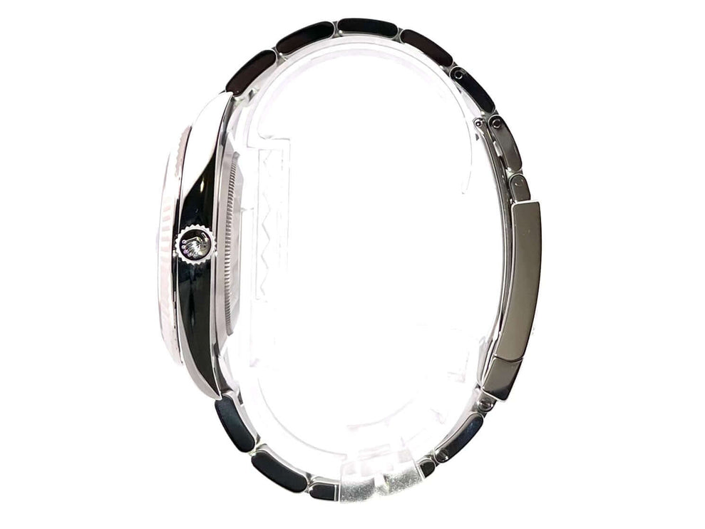 Seitenansicht der Rolex Datejust 41 Edelstahl Weißgold 126334, poliertes und satiniertes Edelstahlgehäuse und Oysterband, schwarzes Zifferblatt.