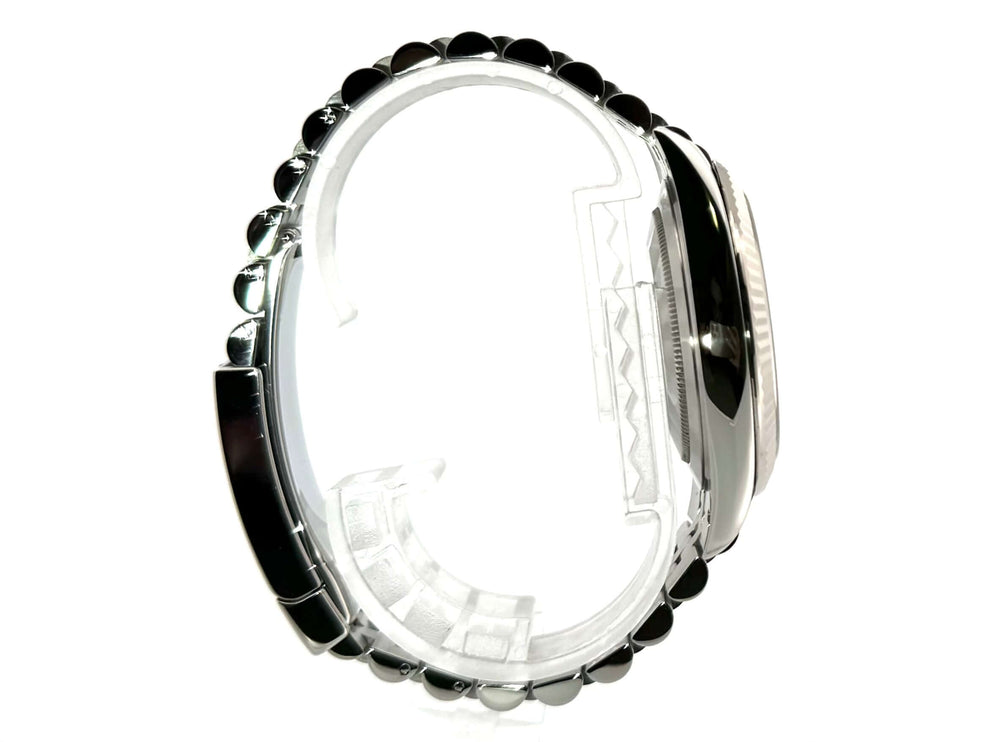 Rolex Datejust 41 Edelstahl Weißgold 126334 Seitenansicht mit Jubile-Armband und schwarzem Zifferblatt.