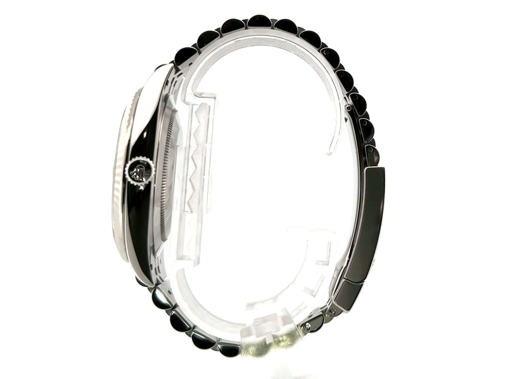 Seitenansicht der Rolex Datejust 41 Edelstahl Weißgold 126334 mit Jubile-Armband und Faltschließe.