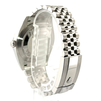 Rückansicht der Rolex Datejust 41 Edelstahl Weißgold 126334 mit Jubile-Armband und Faltschließe.