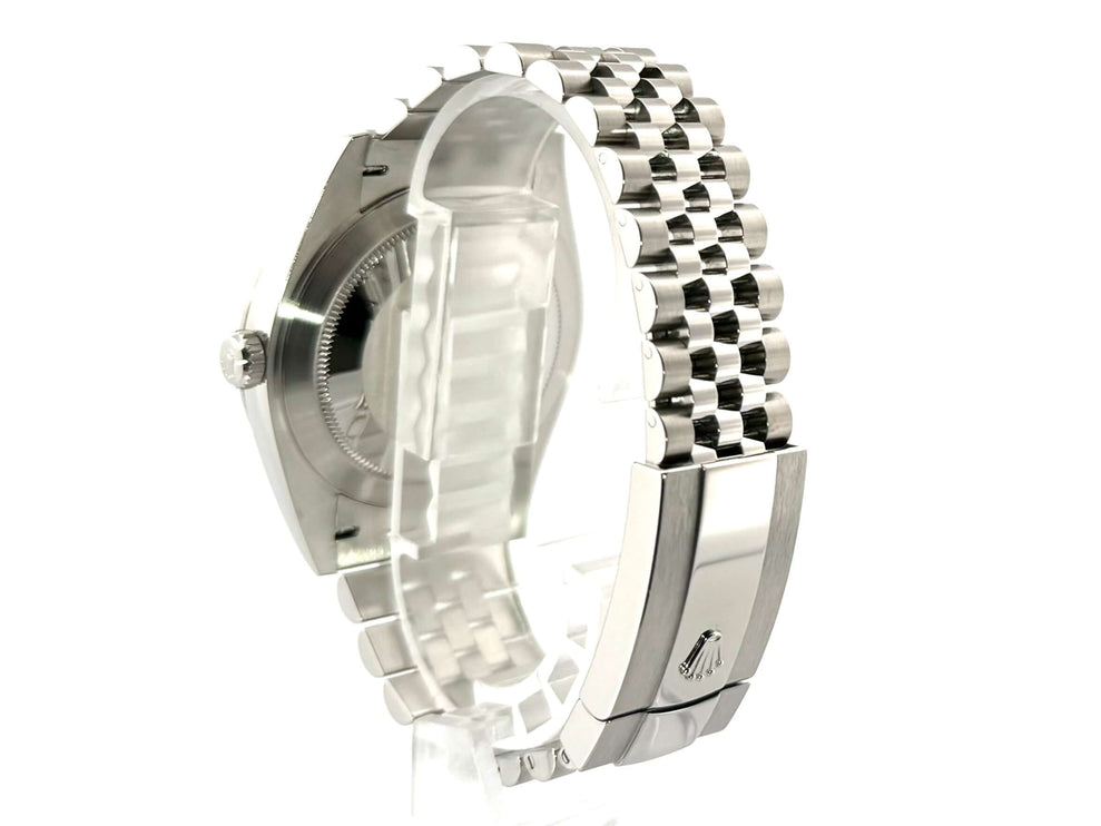 Rückansicht der Rolex Datejust 41 Edelstahl Weißgold 126334 mit Jubile-Armband und Faltschließe.