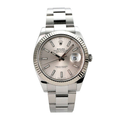 Rolex Datejust 41 Edelstahl Weißgold 126334 Silber Uhr mit silberfarbenem Zifferblatt und geriffelter Lünette.
