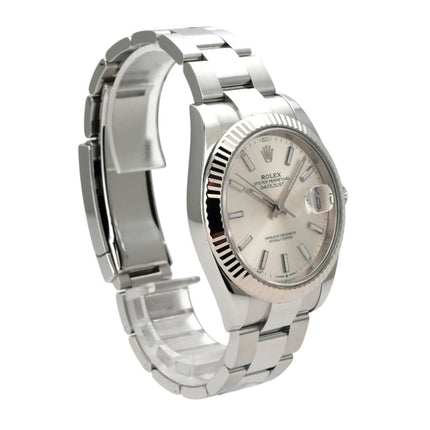 Rolex Datejust 41 Edelstahl Weißgold 126334 Silber mit poliertem Edelstahlarmband und silberfarbenem Zifferblatt.