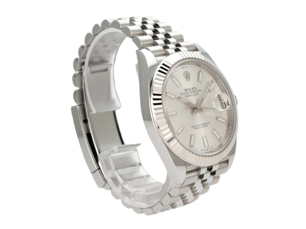 Rolex Datejust 41 Edelstahl Weißgold 126334 mit silbernem Zifferblatt und Jubile-Armband.