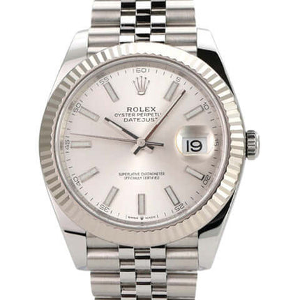 Rolex Datejust 41 Edelstahl Weißgold 126334 mit silberfarbenem Zifferblatt und Jubile-Armband.