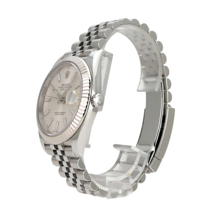 Detailansicht der Rolex Datejust 41 Edelstahl Weißgold 126334 mit silbernem Zifferblatt und Jubile-Armband.