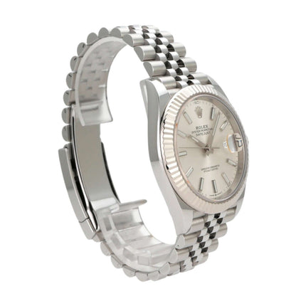 Rolex Datejust 41 Edelstahl Weißgold 126334 silber mit Jubile-Band und geriffelter Lünette.