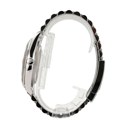 Seitenansicht der Rolex Datejust 41 Edelstahl Weißgold 126334 mit Jubile-Armband und Faltschließe.