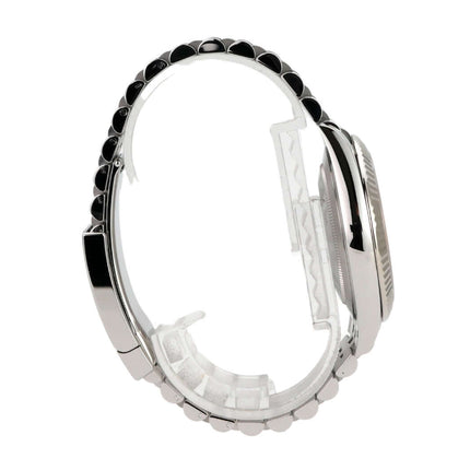 Seitenansicht der Rolex Datejust 41 Edelstahl Weißgold 126334 mit Jubile-Band und 18 kt Weißgold Lünette.