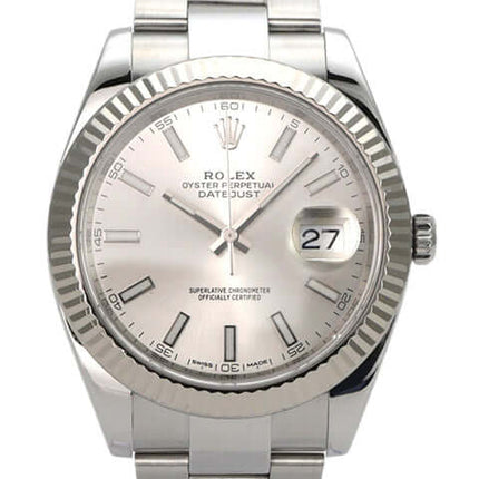 Rolex Datejust 41 Edelstahl Weißgold 126334 Silber mit silbernem Zifferblatt und geriffelter Lünette.