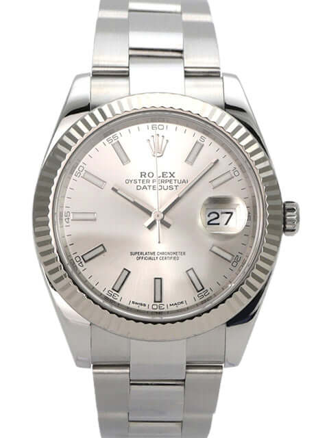 Rolex Datejust 41 Edelstahl Weißgold 126334 Silber mit silbernem Zifferblatt und geriffelter Lünette.