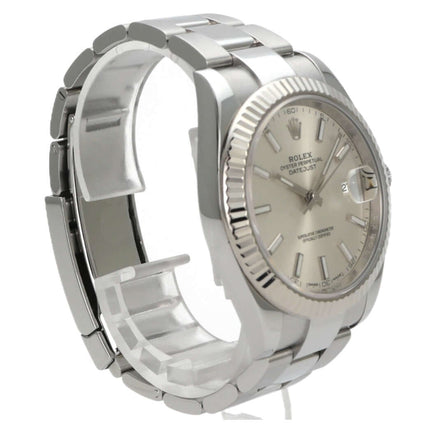 Rolex Datejust 41 Edelstahl Weißgold 126334 Silber mit poliertem Edelstahlarmband und silbernem Zifferblatt.
