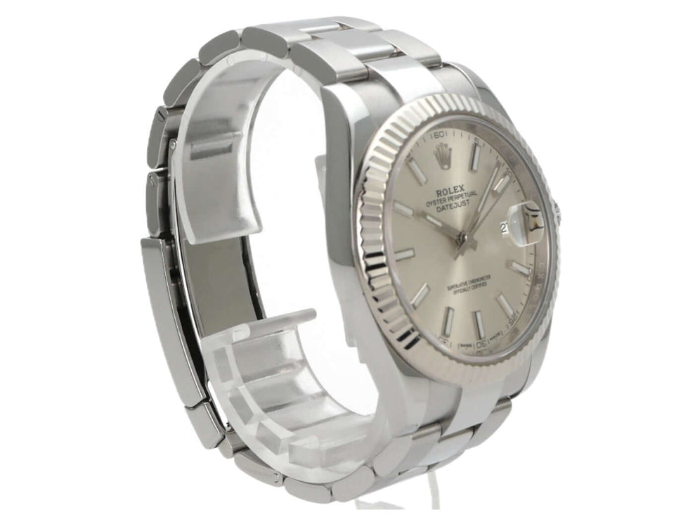 Rolex Datejust 41 Edelstahl Weißgold 126334 Silber mit poliertem Edelstahlarmband und silbernem Zifferblatt.