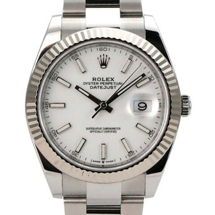 Rolex Datejust 41 Edelstahl Weißgold 126334 Weiß mit weißem Zifferblatt und geriffelter Lünette.