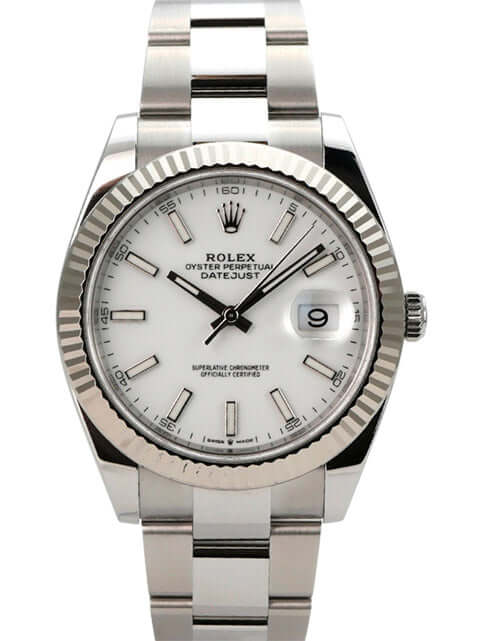 Rolex Datejust 41 Edelstahl Weißgold 126334 Weiß mit weißem Zifferblatt und geriffelter Lünette.