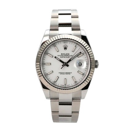Rolex Datejust 41 Edelstahl Weißgold 126334 Weiß auf poliertem Oyster-Band mit weißem Zifferblatt und Leuchtindizes.