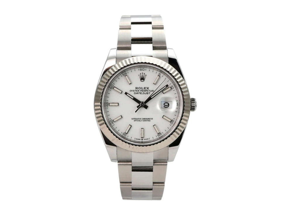 Rolex Datejust 41 Edelstahl Weißgold 126334 Weiß auf poliertem Oyster-Band mit weißem Zifferblatt und Leuchtindizes.