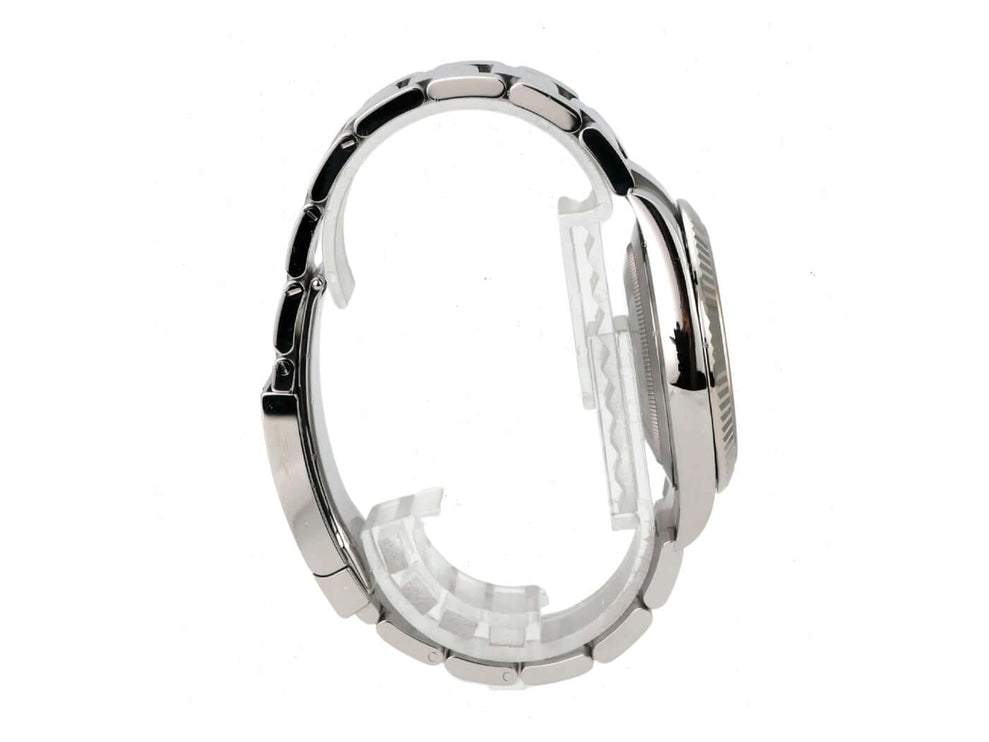 Rolex Datejust 41 Edelstahl Weißgold 126334 Weiß seitliche Ansicht des Edelstahlarmbands und Gehäuses auf weißem Hintergrund