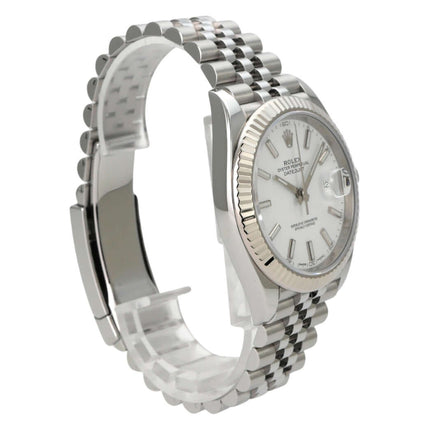 Rolex Datejust 41 Edelstahl Weißgold 126334 Weiß Jubile-Band mit poliertem Edelstahlarmband und silbernem Zifferblatt.