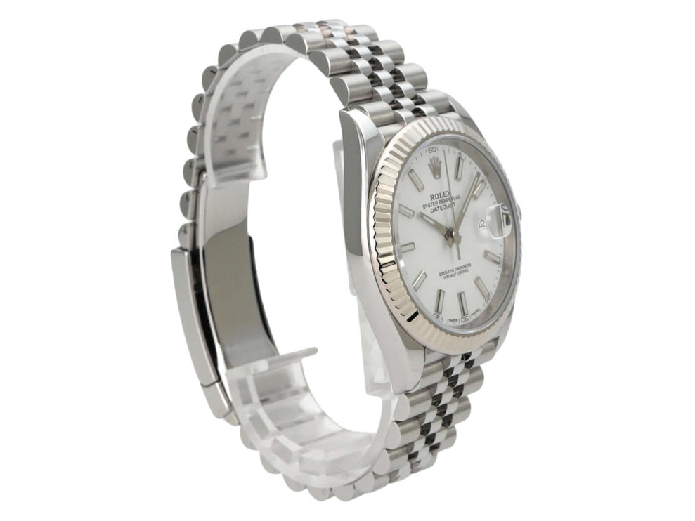 Rolex Datejust 41 Edelstahl Weißgold 126334 Weiß Jubile-Band mit poliertem Edelstahlarmband und silbernem Zifferblatt.