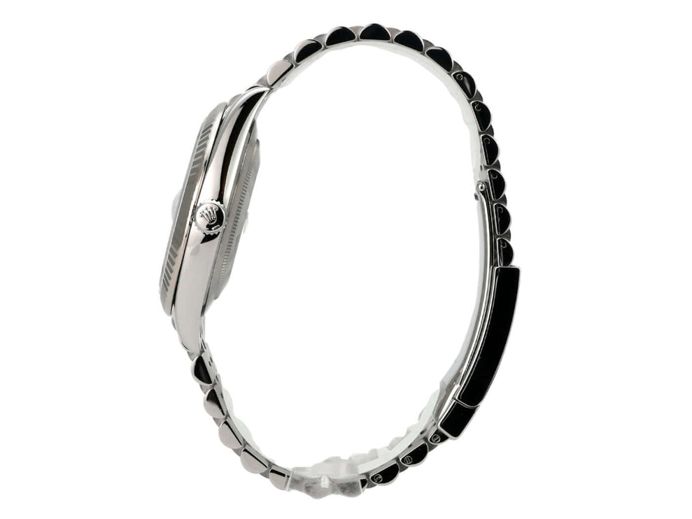 Rolex Datejust 41 Edelstahl Weißgold 126334 Weiß Jubile-Band seitliche Ansicht mit poliertem Edelstahlarmband.