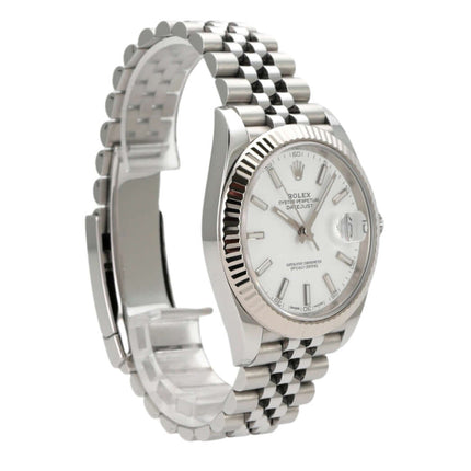 Rolex Datejust 41 Edelstahl Weißgold 126334 mit weißem Zifferblatt und Jubile-Band, poliertes und satiniertes Edelstahl.