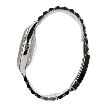 Rolex Datejust 41 Edelstahl Weißgold 126334 seitliche Ansicht mit Jubile-Band und geriffelter Lünette.