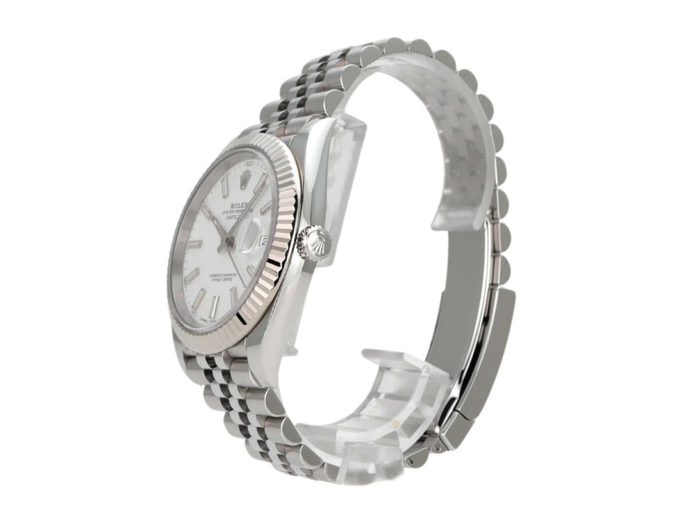 Rolex Datejust 41 Edelstahl Weißgold 126334 mit weißem Zifferblatt und Jubile-Band, seitliche Ansicht.