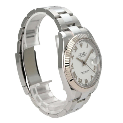 Rolex Datejust 41 Edelstahl Weißgold 126334 Weiß Römisch mit weißem Zifferblatt und geriffelter Lünette.