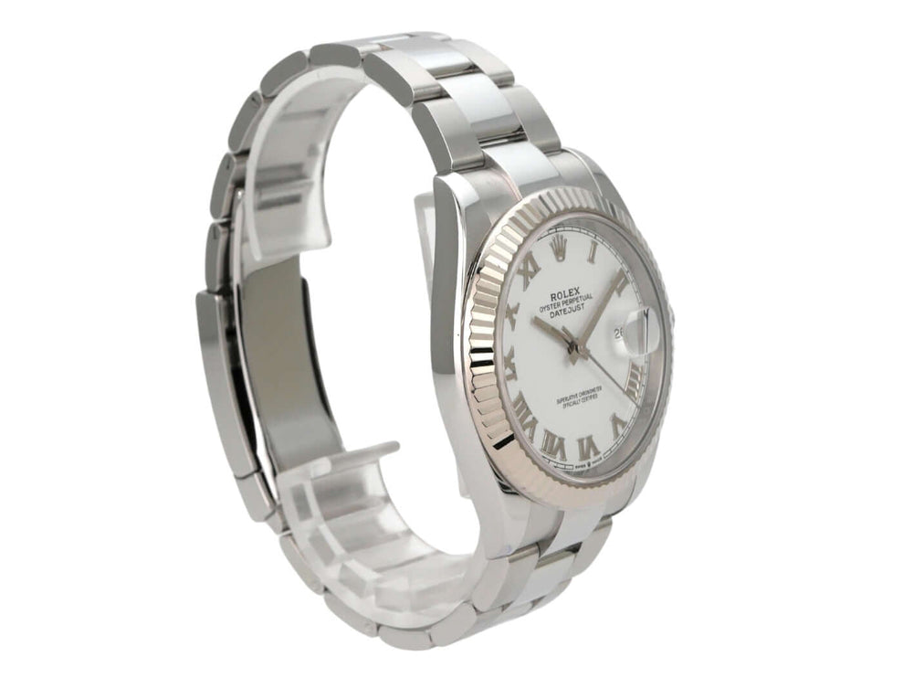 Rolex Datejust 41 Edelstahl Weißgold 126334 Weiß Römisch mit weißem Zifferblatt und geriffelter Lünette.