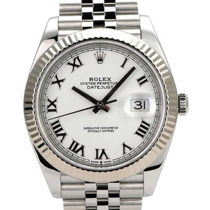 Rolex Datejust 41 Edelstahl Weißgold 126334 Weiß R Jubile-Band mit weißem Zifferblatt und römischen Ziffern.