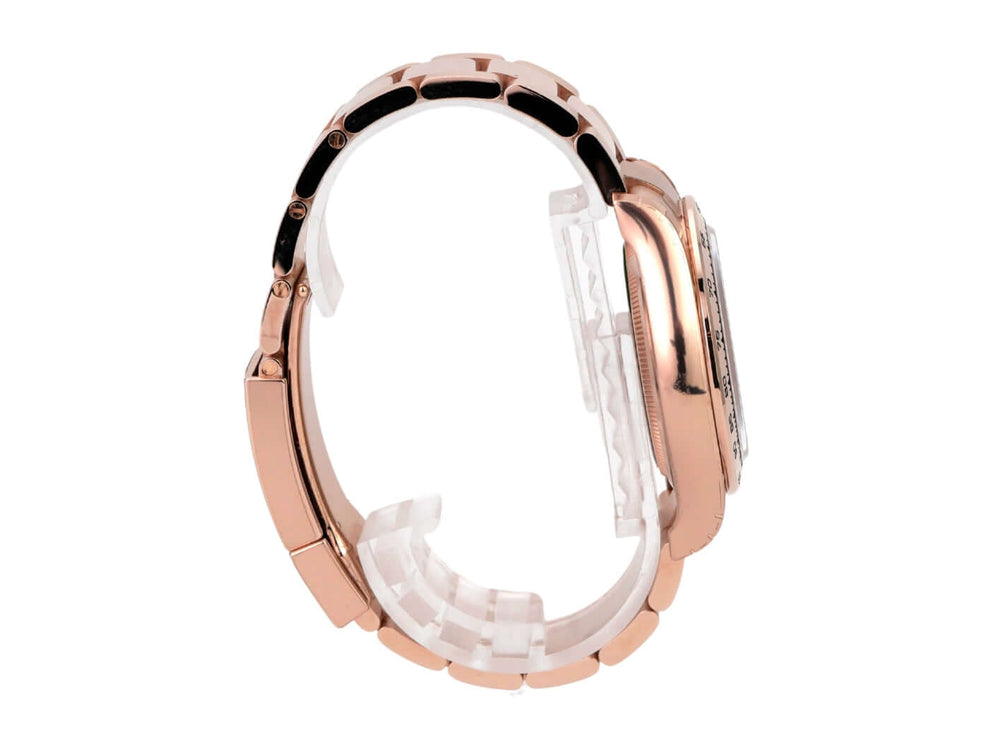 Seitenansicht des Rolex Cosmograph Daytona 126505 Everose-Gold Choco mit polierter 18 kt Everose-Gold Armband.