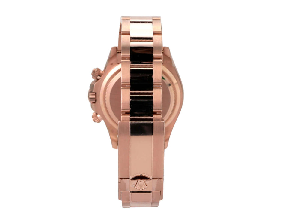 Seitenansicht der Rolex Cosmograph Daytona 126505 Everose-Gold Choco mit poliertem und satiniertem Armband.