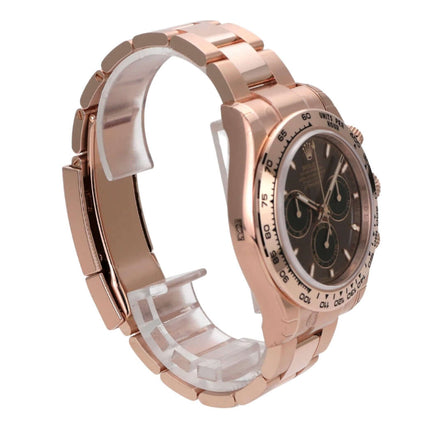 Rolex Cosmograph Daytona 126505 Everose-Gold Choco auf der Seite mit braunem Zifferblatt und Everose-Gold Armband.