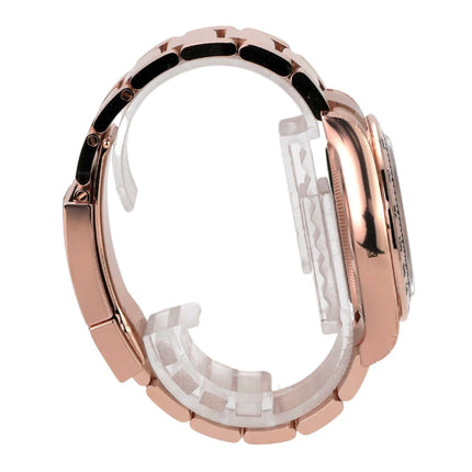 Seitenansicht der Rolex Cosmograph Daytona 126505 Everose-Gold Choco mit poliertem Gehäuse und Armband.