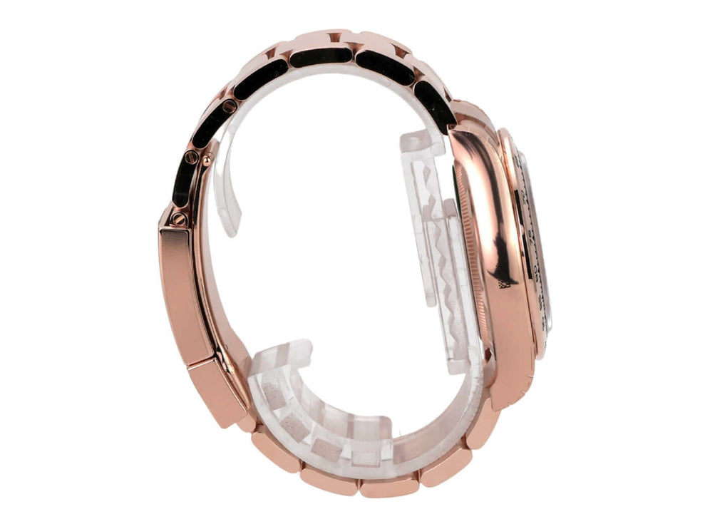 Seitenansicht der Rolex Cosmograph Daytona 126505 Everose-Gold Choco mit poliertem Gehäuse und Armband.
